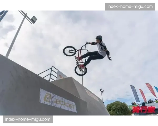 BMX自由式大绝招比赛因强风中断，选手于临时搭建室内场地完成剩余动作。